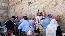 Во время правления Ирода площадь Храмовой горы было решено увеличить, начали возводиться опорные стены. Одна из этих стен, западная, сохранилась. Спустя ...