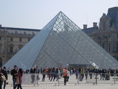 Пирамида. Современный застекленный вход в Лувр открылся в 1989г.,воздвигнута в центре луврского двора.