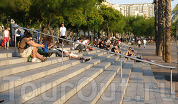 Аллея перед причалами яхт