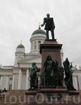 Памятник императору Александру II в центре Сенатской площади, созданный в 1894 году Вальтером Рунебергом.
