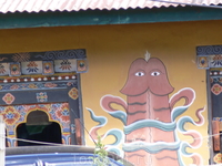 Бутан. дома местных жителей, стены которых “украшены” орнаментами фаллоса. Считается, что его изображения способны охранять дом от злых духов
