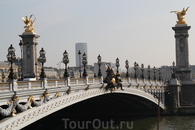 Один из самых красивых мостов Парижа - Мост Александра III. Был построен в честь примирения Франции и России, на его открытии присутствовал Николай II ...
