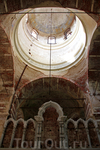 Внутри собора сохранились остатки былого величия...