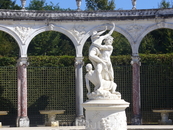 Коллонада и статуя "Похищение Персефоны" в Версале