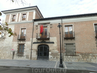 Депутаты провинции заседают здесь, а слева от входа  табличка, которая говорит, что в этом здании родился король Felipe II.