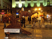 С наступлением ночи жизнь в Мадриде не затихает. На Puerta del Sol представления артистов продолжаются до поздней ночи.