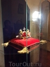 Это копия императорской короны. А подлинник, как известно,  находится в соборе Святого Витта.