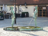 Скульптура-фонтан «Писающие мужчины»