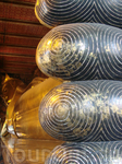Такое фото наверно есть у каждого, кто был в Ват По, это один из доступных ракурсов, чтобы запечатлеть Будду от головы до кончиков пальцев