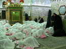Когда мы вошли в мечеть,то растерялись.
На ковре сидели маленькие девочки в белых чадорах с отделкой розовыми перьями.У многих на руках были перчатки ...