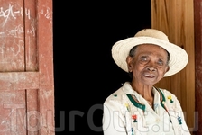бабушка)
женщины на Мадагаскаре очень быстро стареют