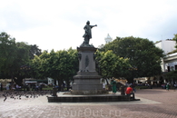 Памятник Х.Колумбу и индианке Таинос