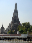 Главная достопримечательность храмового комплекса Ват-Арун (он же Храм Утренней Зари) - 79-метровая пагода, выполненная в кхмерском стиле, украшена керамической плиткой и разноцветной фарфоровой мозаи