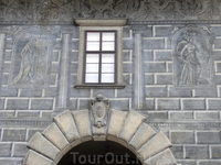 Один из домов замка, стены которого также декорированы в стиле сграфито.