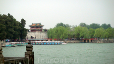 Многочисленные храмы и павильоны располагаются вдоль озера