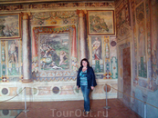 Второй Тибуртинский зал. Здесь росписи отображают сценки из истории постройки дворца