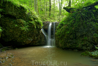 Водопад,обнаруженный нами в лесу вблизи турбазы"Лесная Поляна"