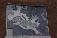 Недалеко от Колизея есть стена, на которой расположены изображения территории римской империи в разное время.