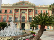 Центральная площадь Мурсии называется Glorieta de Espana, про La Plaza Mayor я писала чуть раньше. Так вот, розовато-белый фасад здания мэрии la Casa Consistorial ...