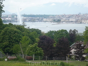 Вид на Женевское озеро с другого, восточного берега. Вдалеке центр и фонтан. 