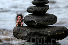 мой троллик и каменный тролль в Инвике на берегу Нордфьорда