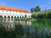 От прошлого приезда в Прагу в списке пожеланий оставался Вальдштейнский сад, туда я и направилась после прогулки на кораблике. Построенный в 1629 году ...