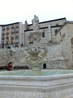 Одноименный фонтан в центре площади Святой Марии.