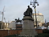 Памятник знаменитому шотландцу Вотту, который изобрел лампочку.
