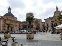 Мы вышли на площадь, которая называется Plaza de La Vigren (площадь Богородицы), и Plaça de la Mare de Déu - по-валенсийски. Площадь находится в том месте ...