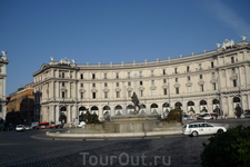 Рим.  Piazza  Repubblika , на которой  один из самых красивых фонтанов   современного  Рима - &quot  Наяд ( Fontana della  Naiadi),первоначально  назывался  Аква  Пия (Acqua Pia), так как был соединен