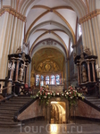 Строительство Главного алтаря базилики было закончено в 1865 году по эскизам  архитектора Генриха Витхазе, работами по камню занимался боннский скульптор  Ольцем.  Украшения в виде фигур работа Едмунд