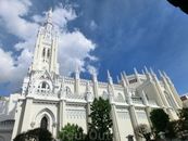 Она была построена в 1912-1914 года в стиле неоготики. Очень красивая, с резным фасадом, напоминающим собор Сеговии.