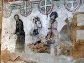 Старинные фрески 14-го века постепенно реставрируются, но денег не хватает, поэтому состояние фресок оставляет желать лучшего. 