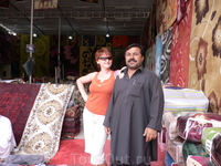 Рынок шелковых ковров по дороге к Индийскому океану.