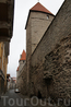 так выглядят стены средневекового города с обратной стороны, т.к. изнутри, со стороны местных жителей