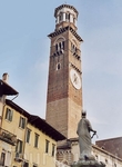 Верона.Башня  Ламберти, высота 83 м,построена в 1172 году веронской  семьей  Ламберти. В  средние века Верону называли "город башен". Для того,чтобы  власти ...