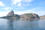 Залив Гуанабара. Соединяется с океаном проливом,кот.первооткрыватели Бразилии приняли за реку.
Рио-де-Жанейро-река января...