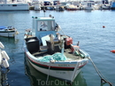 Одна из многих рыболовецких лодок в заливе Умага на стоянке.
