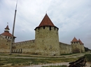 Крепость была построена на высоком правом берегу над Днестром и состояла из нескольких ярусов