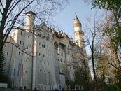 А это величественный замок Нойшванштайн, построенный королем Людвигом II Безумным, прозванным так за свою любовь к немецким легендам и разбазарившим казну ...