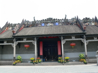 В феодальном Китае, где родовым традициям придавалось большое значение, семейные храмы были распространенным явлением. Помещения храмов часто использовали не только для ритуальных обрядов, но и для кл