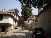 Самая интересная часть города — Старый Пловдив. Узкие средневековые улочки, величественные здания XIX в., изысканная резьба по дереву, расписные фасады ...