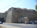 Система стен Акко строилась в три этапа между 1750—1840 годами. Стена окружала весь Акко с суши и со стороны моря.Первая стена была построена в 1750—1751 ...