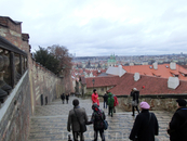 Спускаемся вниз от стен Пражского Града к Малостранскому намести. 