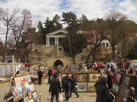 Памятник Лермонтову целиком, вместе с окрестностями.