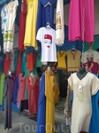 почему-то в Тунисе очень популярны такие футболки в качестве туристических сувениров. Есть ещеи усатые:)