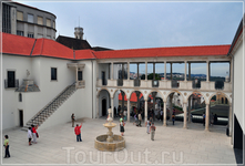 Внутренний двор университета со статуей самого Жуана III застроен с двух сторон, четвертая представляет собой смотровую площадку, с которой открывается ...