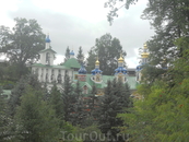 Говорят, что основали Псково - Печерский монастярь выходцы из Киево-Печерской лавры. Определенное стилистическое сходство явно имеется.