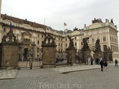 Западный вход в Пражский град и президентский дворец во "Дворе почета"