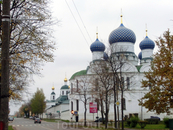 По улице Ростовской мы дошли до Богоявленского женского монастыря.